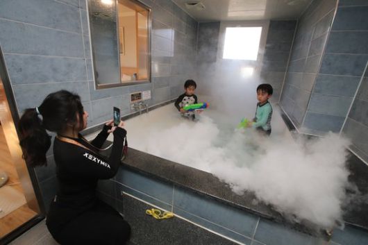 로얄관광호텔의 가족탕. 송봉근 기자