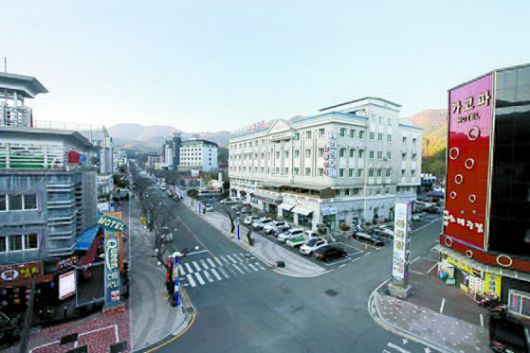 온천 숙소 24곳이 모여 있는 창녕 부곡면. 송봉근 기자