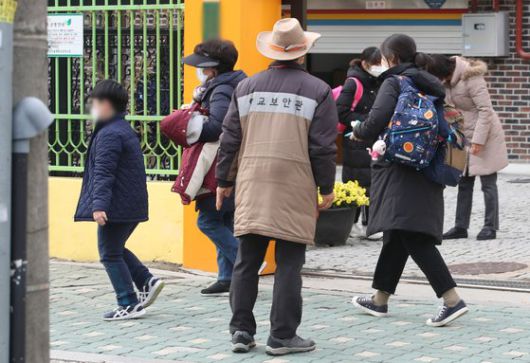 지난 11월 서울의 한 초등학교에서 어린이들이 하교하고 있다. 뉴스1