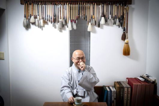 서울 삼청동 학고재 갤러리에서 인터뷰를 하던 금강 스님은 "번뇌 망상이 없는 본래 평화의 마음인 무념, 고정된 생각이 없이 늘 생생하게 살아 있는 무상, 어디에도 머무르지 않는 대자유의 마음인 무주의 참사람 운동이 내 평생 해야 할 일거리"라며 웃었다. 장진영 기자