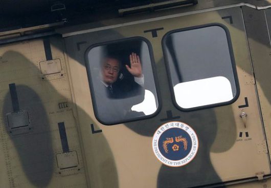 문재인 대통령이 지난해 10월 대구 공군기지에서 열린 제71주년 국군의 날 기념식장에 마린온의 원형인 수리온 헬기를 타고 도착하고 있다. [청와대사진기자단]