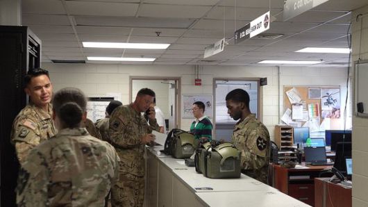 주한미군 캠프험프리스 기지에서 비행 계획을 확인하며 출격을 준비하는 아파치 공격헬기 조종사 [영상캡처=공성룡 기자]