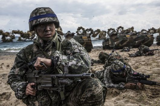 해병대원들이 해안에 상륙하는 장면. 미래 해병대는 해상과 공중에서 동시 상륙작전을 펼치게 된다.[사진 해병대]