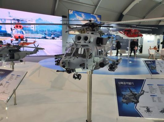 마린온 상륙기동헬기에 대전차 로켓과 공대공 미사일 등 무장을 추가한 개조형 모형. [KAI 제공]