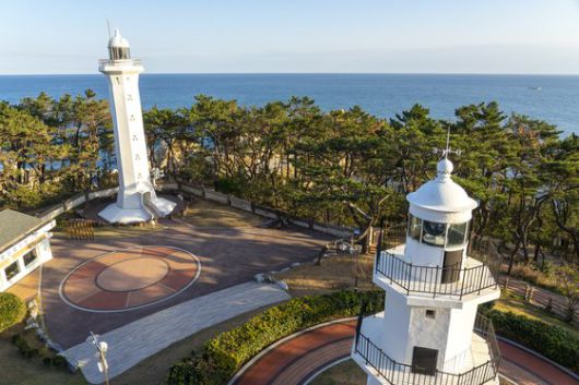 울산 대왕암공원 울기등대(오른쪽). 일본이 해상권 장악으 목적으로 1906년 세웠다. 주변 소나무가 시야를 막자 1987년 새 등대(왼쪽)를 올렸다.