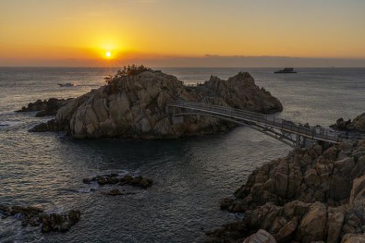 방어진항 인근에 울산 대왕암공원이 있다. 대왕바위와 그 너머로 떠오르는 해를 함께 담을 수 있는 장소다.