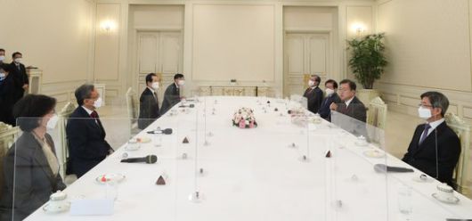 문재인 대통령이 22일 오전 청와대에서 열린 '5부요인 초청 간담회'에서 발언하고 있다. 왼쪽부터 노정희 선관위원장, 유남석 헌법재판소장, 정세균 총리, 김상조 정책실장, 노영민 비서실장, 박병석 국회의장, 문 대통령, 김명수 대법원장. [연합뉴스]