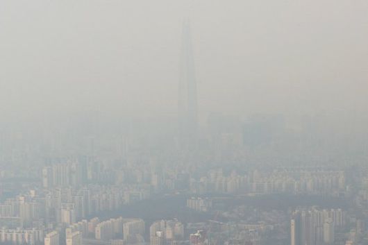 미세먼지가 나쁨 수준을 보인 22일 오후 경기도 광주 남한산성에서 바라본 서울 송파와 위례 일대가 연무와 미세먼지로 인해 뿌옇게 보이고 있다. 장진영 기자