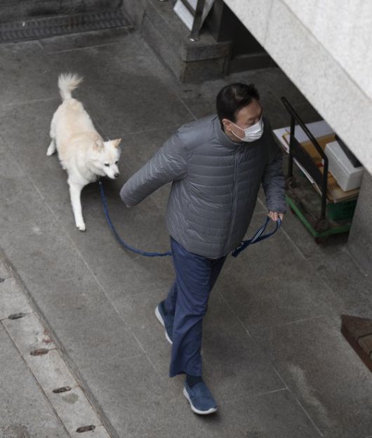 윤석열 검찰총장이 18일 오전 서울 서초구 자택에서 애완견과 산책을 하고 있다. 임현동 기자