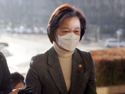 추미애 법무부 장관이 21일 오전 경기 정부과천청사 법무부로 출근하고 있다. 윤 총장 징계 효력정지 신청을 법원이 받아들이자 야권에선 '추 장관 사퇴론'이 나왔다. 뉴시스