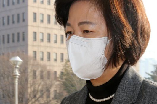 추미애 법무부 장관이 24일 오전 경기도 과천정부청사로 출근하고 있다. 뉴스1