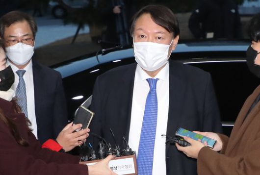 추미애 법무부 장관의 직무배제 결정으로 출근하지 못했던 윤석열 검찰총장이 1일 오후 서초구 대검찰청으로 출근하며 취재진 질문에 답하고 있다.   윤 총장은 서울행정법원의 집행정지 명령 효력 임시 중단 결정이 나오자마자 청사로 출근했다. [연합뉴스]