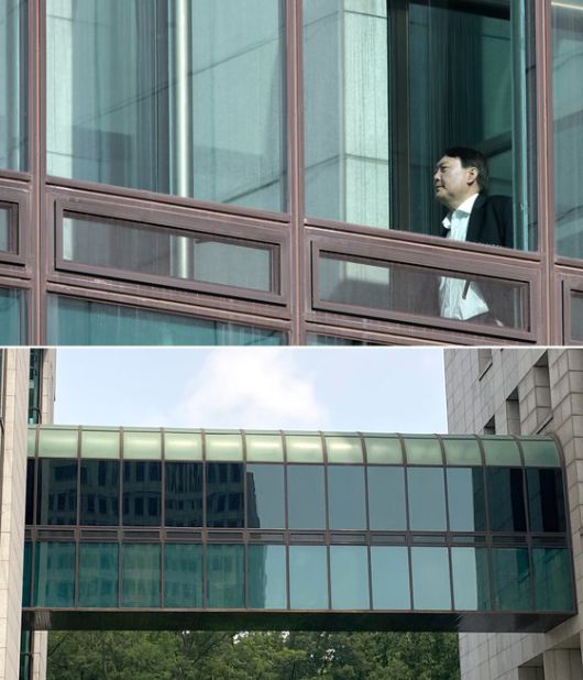 윤석열 포토존으로 불렸던 대검찰청의 본관과 별관 사이 구름다리에 지난 6월 틴팅(선팅) 작업이 이뤄졌다 .이 구름다리는 사진기자들이 점심시간 때 구내식당으로 이동하는 윤석열 검찰총장을 유일하게 촬영할 수 있는 '윤석열 포토존'이었다. 대검 측은 당시 한여름 햇볕을 차단해 냉방 효율을 높이고 에너지도 절약하기 위한 조치라고 설명했다. 틴팅 작업 전 구내식당을 향하는 윤석열 총장(위)과 6월 4일 오후 검은 틴팅으로 내부를 볼 수 없게 바뀐 대검 구름다리의 모습(아래). [연합뉴스]