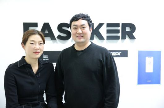 지난 7일 경기도 성남시 판교에 위치한 패스커 사무실에서 최현석 대표(오른쪽)와 김은혜 부사장을 만나 인터뷰했다. 최 대표는 네이버에서 서비스 개발 및 기획을, 김 부사장은 샤넬, 디올 등 럭셔리 패션 회사에서 디지털 전략을 구상해왔다. 사진 FNS 홀딩스