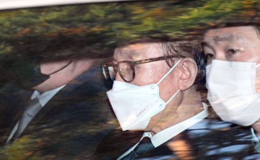 지난해 11월 이명박 전 대통령이 서울 동부구치소로 수감되기 위해 서울 논현동 사저를 떠나고 있다. 김상선 기자