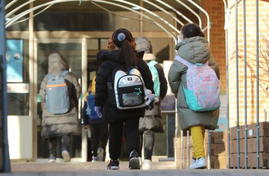 수도권의 코로나19 확산세가 심각해지면서 서울·경기·인천의 모든 유치원, 초·중·고교 수업이 지난해 12월 15일부터 원격으로 전환되는 가운데 14일 서울의 한 초등학교에서 학생들이 올해 마지막 등교를 하고 있다. 뉴스1