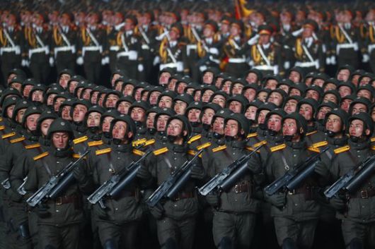 지난 14일 평양에서 열린 제8차 당 대회 기념 열병식에서 북한군이 행진하고 있다. [뉴스1]