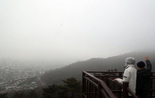 지난 22일 짙은 안개가 낀 서울 도심. 1일 비가 내린 뒤에도 안개가 짙게 낄 것으로 보인다. 뉴스1