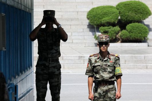 판문점 공동경비구역(JSA)에서 북한군이 경계근무를 서고 있다. 이들은 2018년 가을부터 새 전투복을 착용한 모습이 포착됐다. [뉴스1]