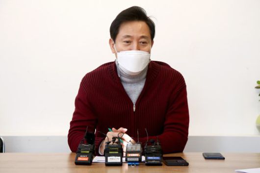 서울시장 보궐선거에 출마를 선언한 오세훈 국민의힘 예비후보가 2일 서울 종로구 아시테지 한국본부에서 공연연극계 인사들과 간담회를 하며 인사말을 하고 있다. 오종택 기자