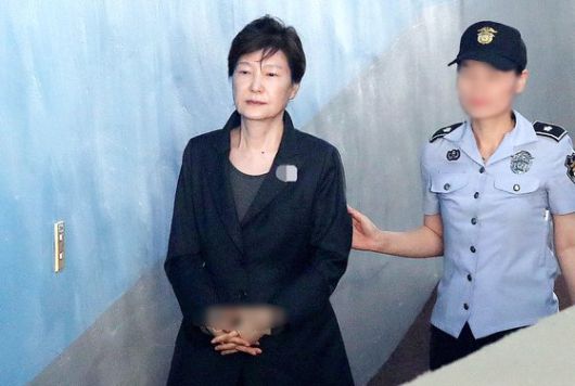 지난 2017년 호송차에서 내려 법정으로 향하고 있는 박근혜 전 대통령 모습. 뉴스1