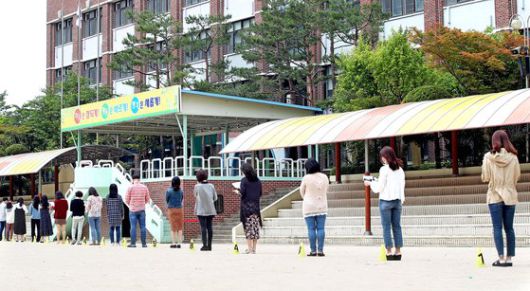 지난해 5월 경기도 수원시 한일초등학교에서 교사들이 등교 수업을 앞두고 코로나19 예방을 위한 거리 두기 등교 동선을 익히는 모습. 연합뉴스