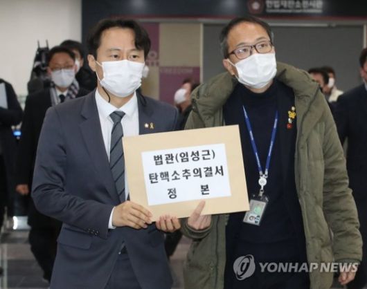 국회 법제사법위원회 더불어민주당 박주민 의원(오른쪽)과 이탄희 의원이 4일 오후 서울 종로구 재동 헌법재판소 별관에서 임성근 판사 탄핵소추 의결서 정본을 제출하기 위해 민원실로 향하고 있다. [연합뉴스]