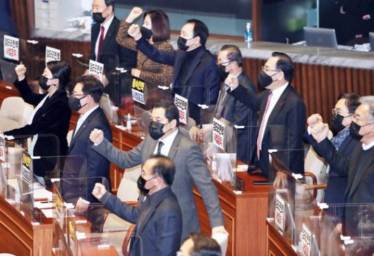 국민의힘 주호영 원내대표를 비롯한 의원들이 4일 오후 서울 여의도 국회 본회의장에서 '사법농단' 연루 임성근 판사 탄핵소추안이 가결된 순간 "김명수 대법원장을 탄핵하라" 구호를 외치고 있다. 2021.2.4 오종택 기자