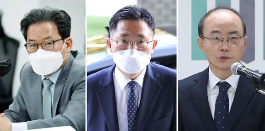 박범계 법무부 장관은 7일 대검 검사급(검사장) 간부 4명의 전보 인사를 전격 단행했다. 이번 인사로 이정수(가운데·사법연수원 26기) 서울남부지검장이 법무부 검찰국장으로 발탁됐다. 심재철(왼쪽·사법연수원 27기) 검찰국장은 서울남부지검장, 조종태(25기) 현 춘천지검장은 공석이던 대검 기획조정부장으로 이동했다. [연합뉴스]