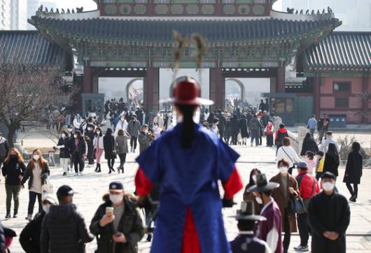 설 연휴 사흘째인 13일 오후 경복궁을 찾은 시민들이 초봄처럼 포근한 날을 맞아 나들이를 즐기고 있다. 연합뉴스