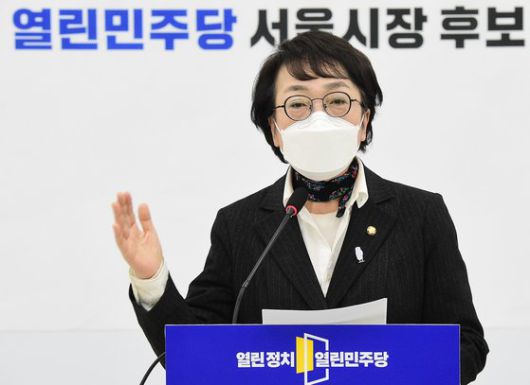 4.7 재보궐선거 열린민주당 서울시장 후보로 확정된 김진애 후보가 9일 국회에서 공천장을 받은 뒤 소감을 밝히고 있다. 오종택 기자