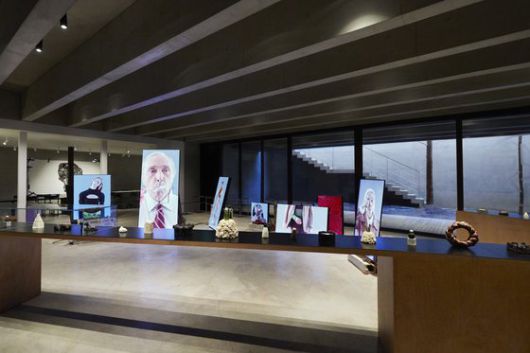 젠틀몬스터 하우스 도산 지하 층에 자리한 디저트 카페 '누데이크.' 케잌 진열장 뒷편으로 이탈리아 비주얼 아티스트 안드레아 아르티미시오와 협업한 미디어 설치 작품이 놓여있다. 사진 젠틀몬스터