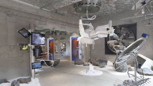 패션브랜드 아더에러가 성수동에 문을 연 '아더 스페이스 2.0' 전경. 옷보다 설치 작품들이 눈에 띈다. 사진 아더에러 공식 인스타그램