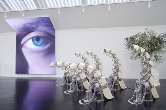 움직이는 예술품을 의미하는 '키네틱 아트'로 갈대의 우아함을 표현했다. 하우스 도산 4층, '탬버린즈' 매장 모습. 사진 젠틀몬스터