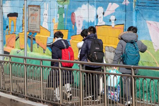 지난달 28일 서울시내 한 초등학교에서 학생들이 하교하고 있다. 뉴스1
