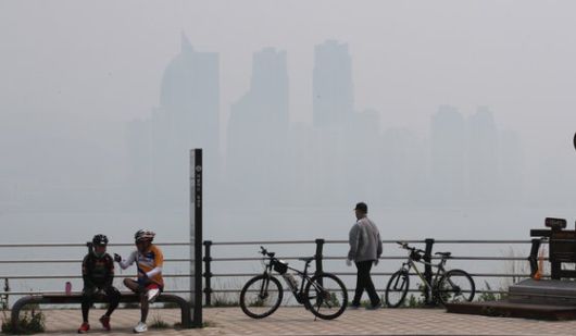 부산지역 초미세먼지와 미세먼지 농도가 나쁨 상태를 보인 2019년 6월 19일 부산 남구 이기대에서 바라본 해운대 마린시티의 빌딩이 윤곽만 보이고 있다. 송봉근 기자