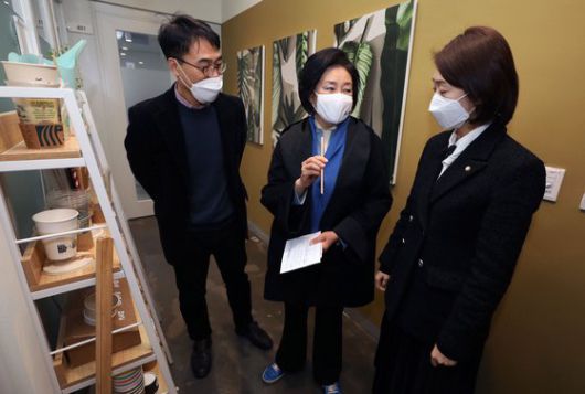 박영선 더불어민주당 서울시장 예비후보(가운데)가 25일 고민정 의원(오른쪽)과 함께 서울 강남구 소셜벤처허브센터를 방문해 입주사가 제작 판매하는 전분으로 만든 빨대를 살펴보고 있다. 왼쪽은 이상진 센터장.