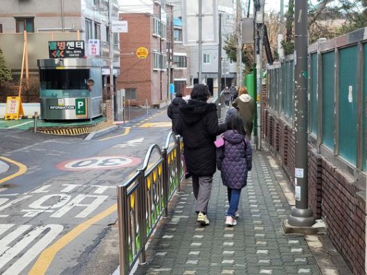 2일 오전 서울 마포구 A초등학교에 자녀를 데려다주는 학부모 모습. 정진호 기자