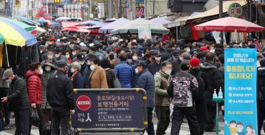지난달 28일 서울 중구 숭인동 동묘벼룩시장이 인파로 북적이고 있다. 뉴스1