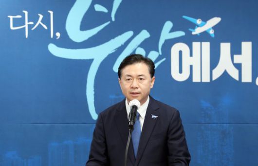 부산시장 후보로 선출된 김영춘 더불어민주당 후보가 수락 연설을 하고 있다.