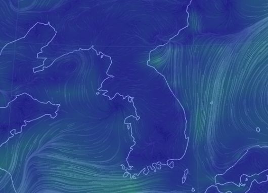 11일 오후 4시 기준 한반도 인근 바람 현황. 육지 위쪽으로는 거의 바람이 불지 않는 모습이 관찰된다. 자료 기상청