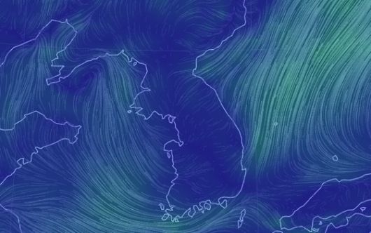 한반도 인근 바람 현황. 내륙을 중심으로는 기압배치가 만드는 바람이 거의 불지 않고 있다. 이 경우 낮에는 땅이 데워지면서 바다 쪽으로 바람이 조금 불어나가고, 밤에는 땅이 식으면서 다시 육지 쪽으로 바람이 불어들어오는 해륙풍만 남게 된다. 이 해륙풍이 며칠간 중부지방의 미세먼지를 실어나르면서 11일 오전 고농도 미세먼지를 만들었다. 자료 기상청