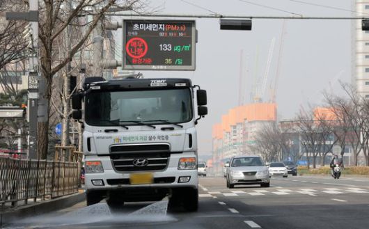 수도권에 올봄 첫 미세먼지 비상저감조치가 시행된 11일 오전 경기도 수원시내 도로에서 미세먼지 저감 살수 차량이 작업을 하고 있다. 뉴스1