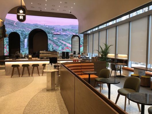 스타벅스 별다방의 디지털 아트월과 내부 전경. 사진 스타벅스코리아