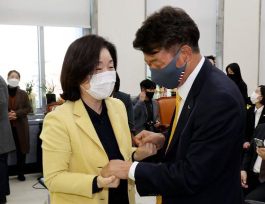 여영국 정의당 신임 대표(오른쪽)와 심상정 정의당 전 대표가 24일 대표 취임식에서 인사를 나누고 있다. 오종택 기자