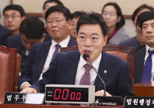 김오수 전 법무부 차관이 2019년 11월 27일 오전 국회 법제사법위원회 전체회의에서 의원들의 질의에 답하고 있다. 뒷편 왼쪽인 이용구 당시 법무부 법무실장(현 법무부 차관), 오른편이 이성윤 당시 법무부 검찰국장(현 서울중앙지검장). 임현동 기자