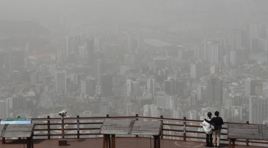 미세먼지 경보가 내려진 29일 낮 부산 남구 황령산 전망대에서 바라본 해운대 일대 시가지. 송봉근 기자