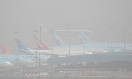 올해 최악의 황사가 한반도를 강타한 29일 영종도 인천국제공항이 온통 희뿌옇게 보인다. 연합뉴스