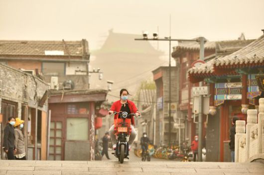 28일 중국 베이징시에서 한 여성이 마스크를 쓰고 오토바이를 타고 있다. 신화통신=연합뉴스