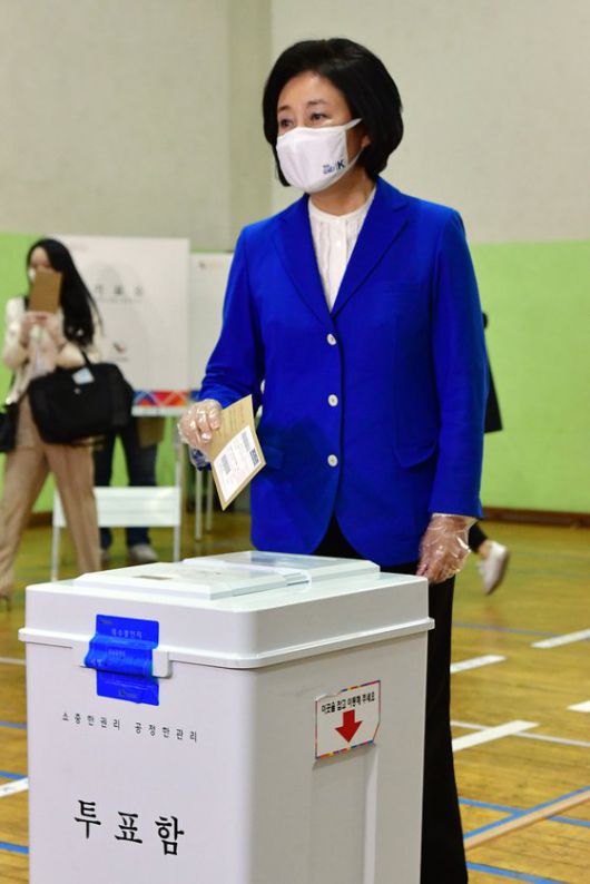 더불어민주당 박영선 서울시장 후보가 2일 오전 서울 종로구청에 마련된 투표소에서 4ㆍ7 재보선 사전투표를 하고 있다. 연합뉴스